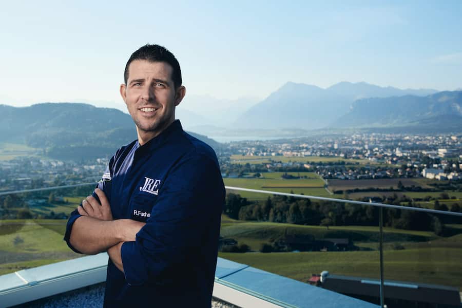 Challenge für Rolf Fuchs vom «Panorama» Steffisburg. Der Jeune Restaurateur schreibt die Menüs für die SWISS-Langstreckenflüge.