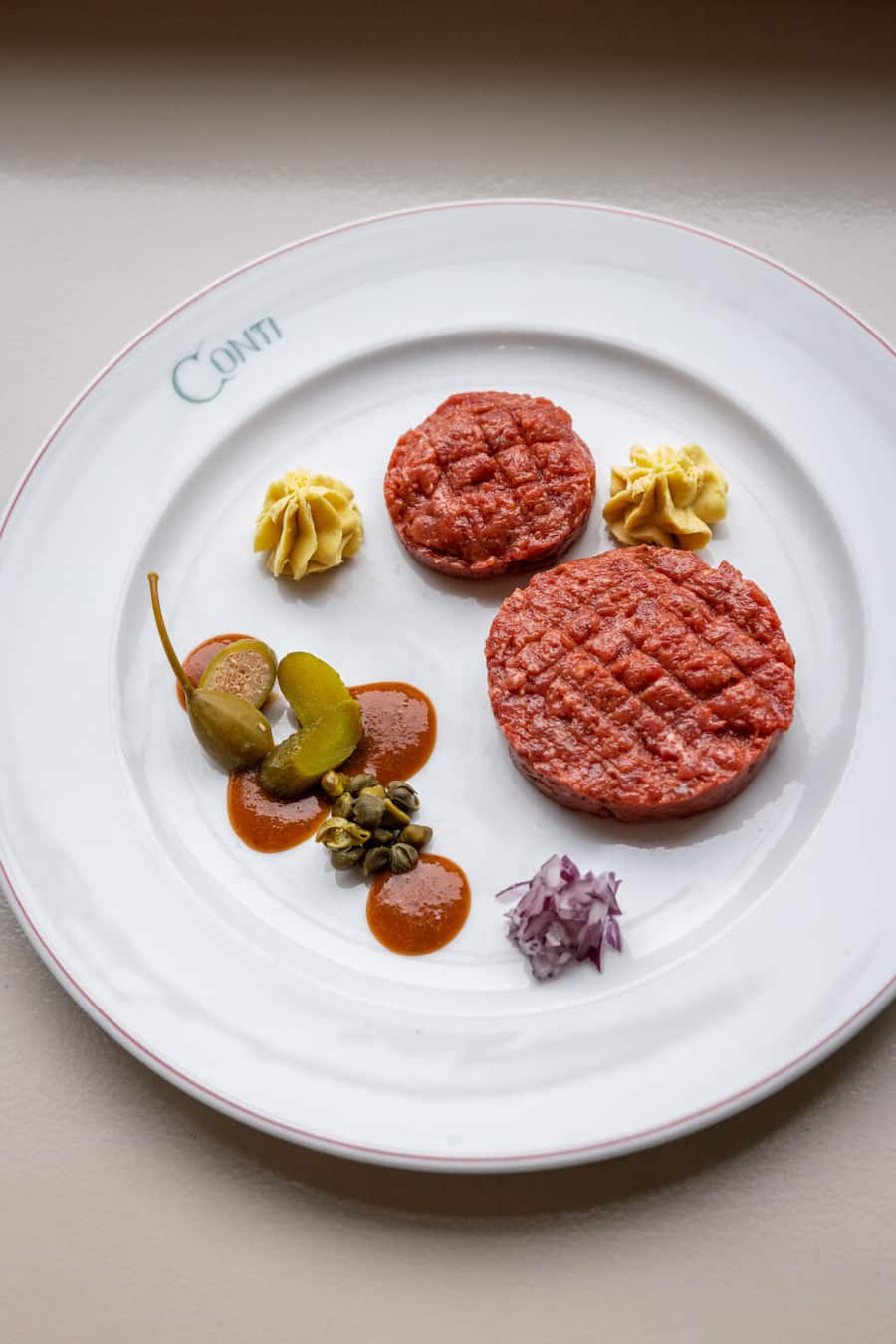 15.12.2026, Zürich, Restaurant Conti, Gericht; Rindstatar (photo by Remy Steiner for Gault Millau)