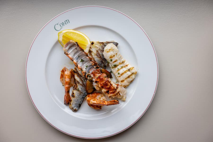 15.12.2026, Zürich, Restaurant Conti, Gericht; grigliata di pesce (photo by Remy Steiner for Gault Millau)