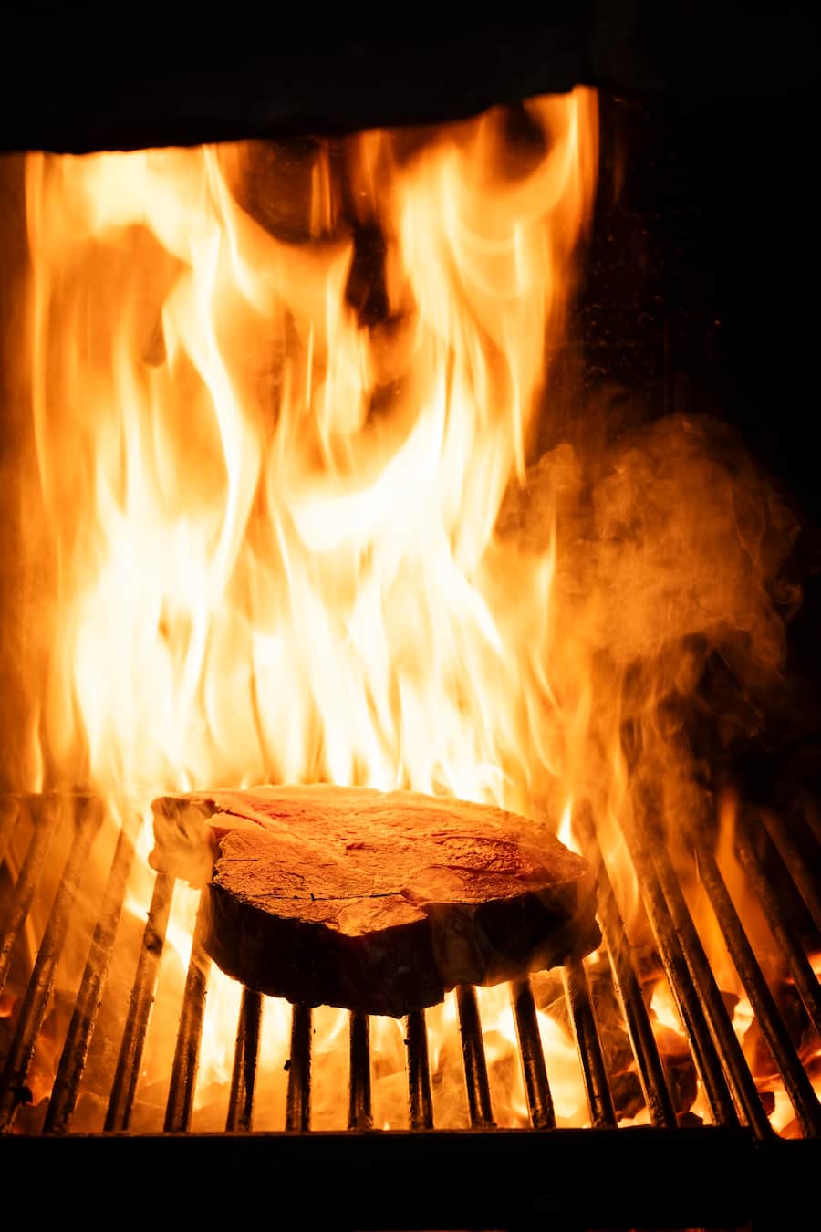 Carouge. restaurant la Huchette.Cuisson à la flamme.