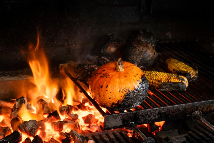 Carouge. restaurant la Huchette.Cuisson à la flamme.