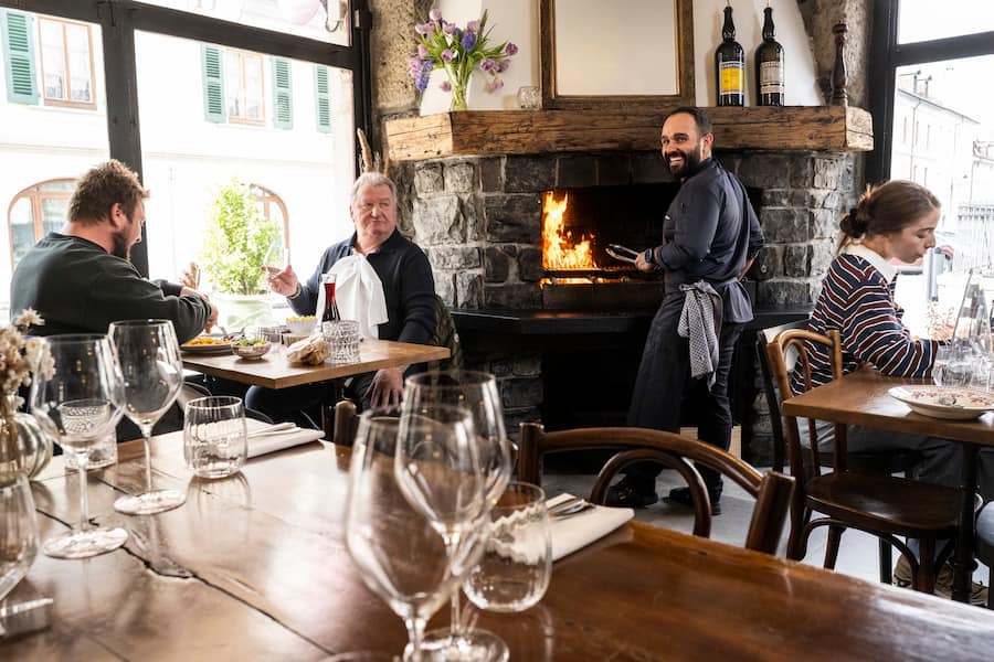 Carouge. restaurant la Huchette.Cuisson à la flamme.
