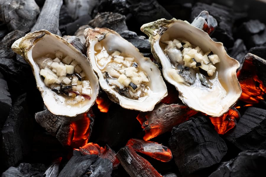 Carouge. restaurant la Huchette.Cuisson à la flamme.