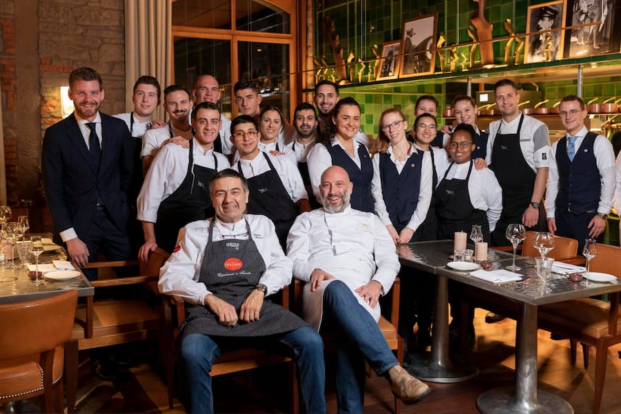 Das «Bollito Misto»-Team im «La Réserve» Zürich. Vorne die Stars: Metzger Simone Fracasso (l.), Chef Marco Ortolani.