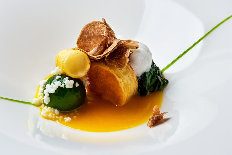 Die Bergkartoffelsorten Röseler und Ditta. Dazu gibt es Spinat, Ei und weissen Trüffel.