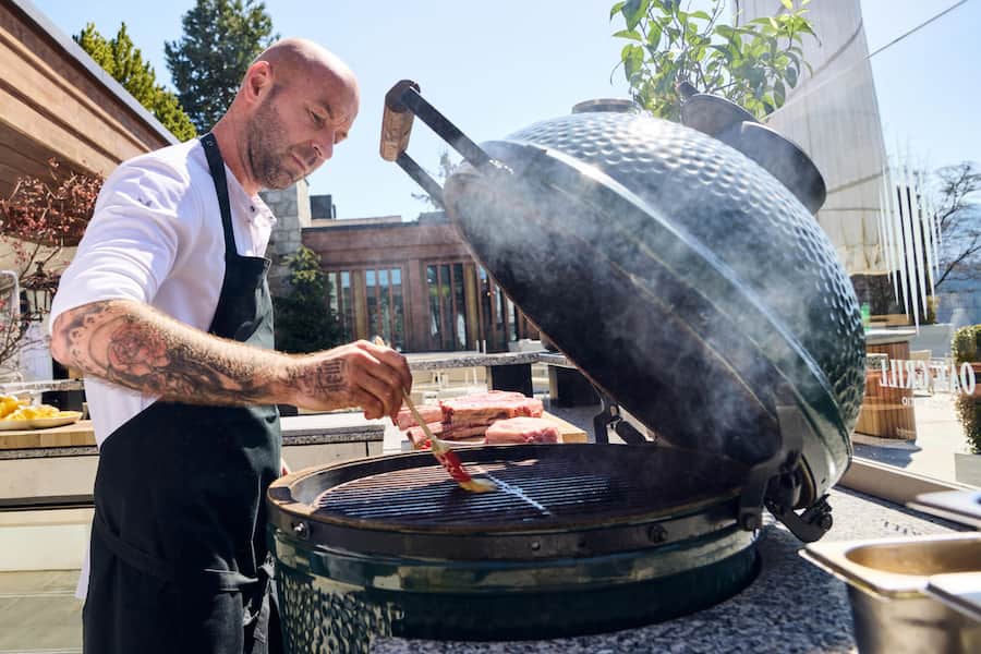 Er baut am Ostersonntag ein riesiges Buffet auf: Chef Dennis Krengel, Oak Grill.