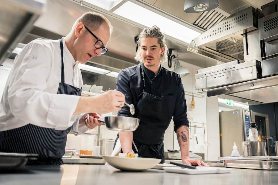 Four-Hands-Dinner mit Marcel Koolen (re) und Rolf Fliegauf (li) im Restaurant 7132 Silver in Vals. Fotografiert am 20. Maerz 2026 fuer GaultMillau. Bild Yanik Buerkli