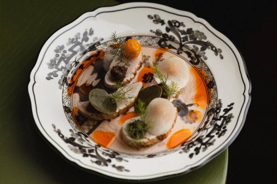 Geflämmter Kingfish mit Quitten-Ceviche und Kohlrabi.