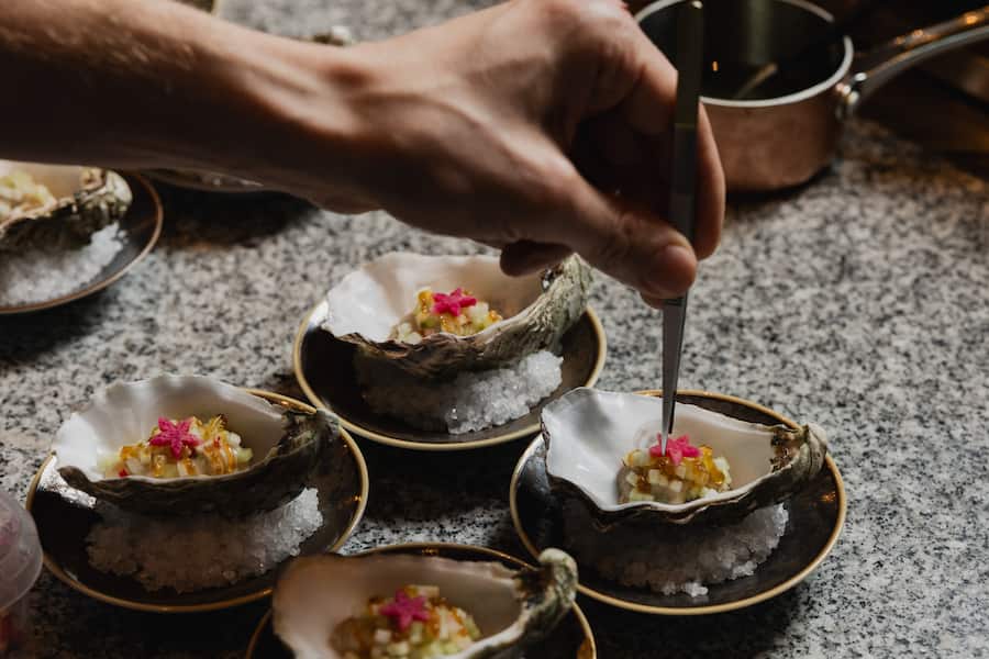 Gillardeau-Austern No. 2, grüner Apfel, Ponzu. By Fabio Toffolon & Dominik Sato.