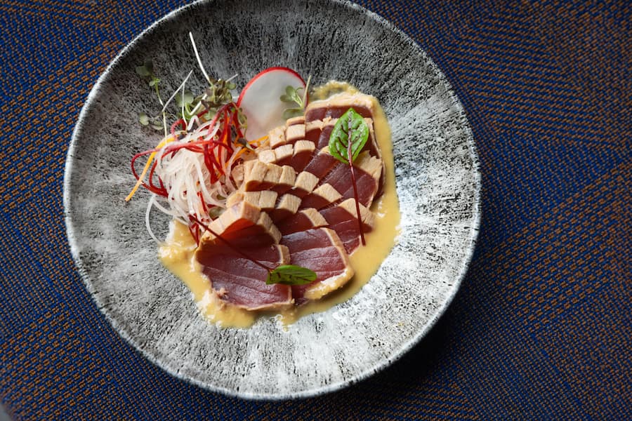15.12.2026, Zürich, Restaurant Ginger, Gericht; Tuna-tataki mit Sesamsauce (photo by Remy Steiner for Gault Millau)