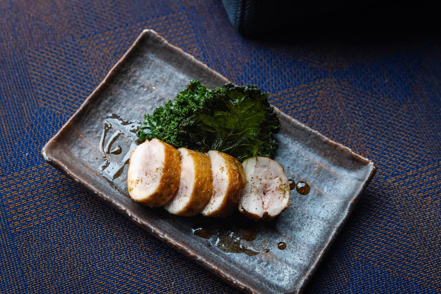 15.12.2026, Zürich, Restaurant Ginger, Gericht; Pouletschenkel mit Federkohl (photo by Remy Steiner for Gault Millau)