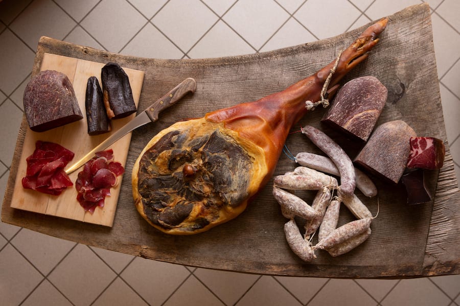 Verschiedene Produkte aus der Trockenfleisch Manufaktur Hansjörg Ladurner, Trockenfleisch Manufaktur, Parpan © Marcus Gyger