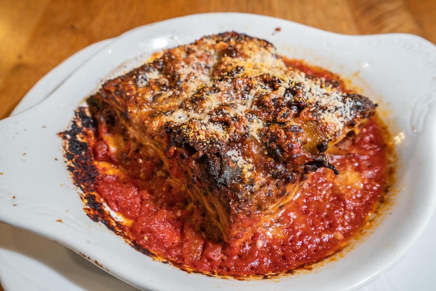 Hausgemachte Lasagne Bolognese mit Parmesan gratiniert.