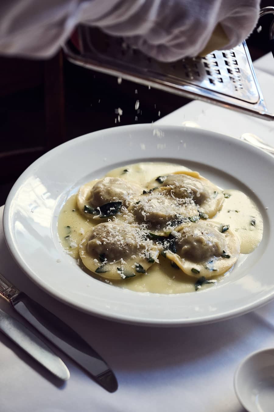 Hausgemachte Ravioli gefüllt mit Chianina-Rindfleisch an Salbeibuttersauce