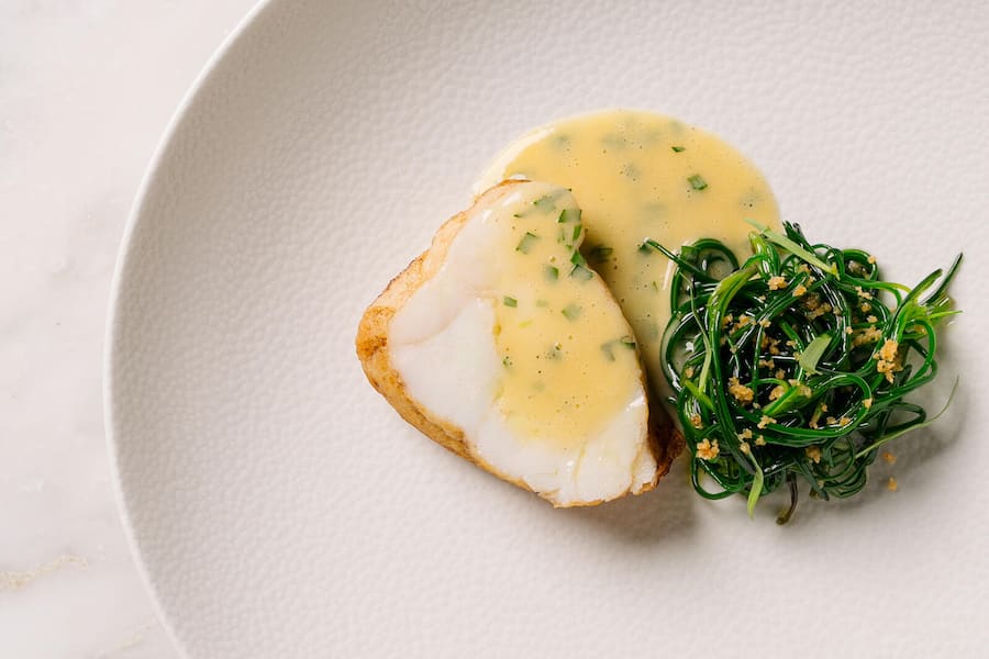 Seeteufel, Agretti, Estragon Beurre blanc - Chef Duc Tran Arrigoni, Sous Chef / Partnerin Maria Vittoria Mascioli - Im Ackermannshof Basel - Februar 2026 - Copyright Olivia Pulver