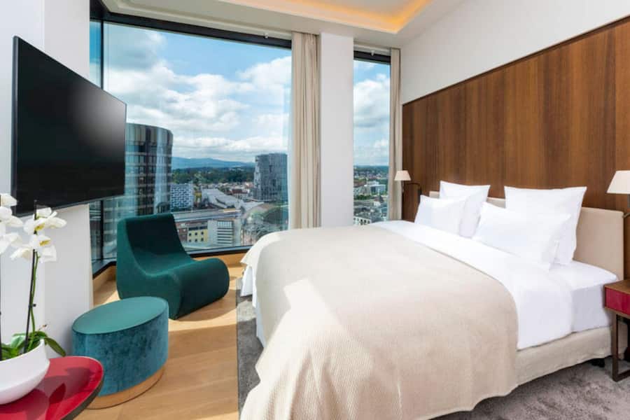 Juniorsuite mit Aussicht über Basel.