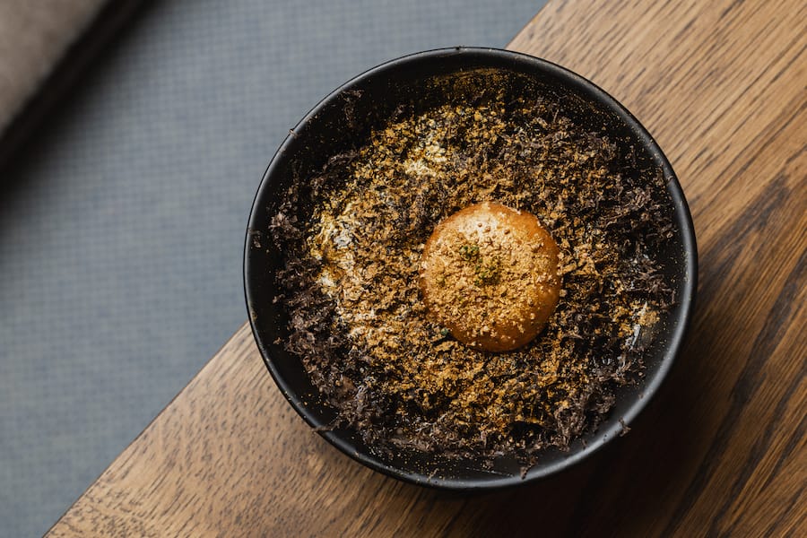 Löffelgericht bei Christian Jürgens: «Golden Eye»: Bio-Eigelb, 23 Karat Gold, Spinat, «unverschämt viel Trüffel».