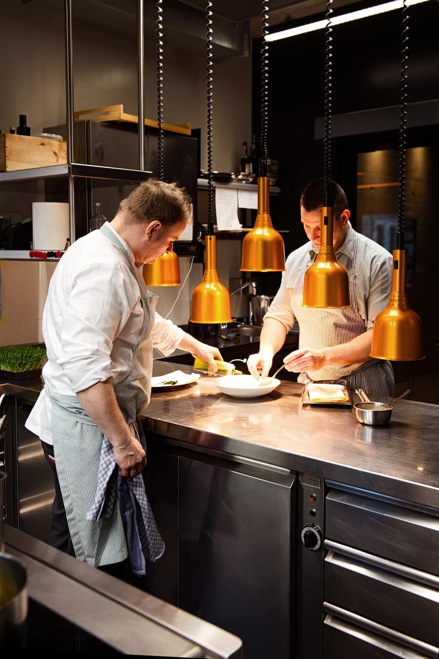 Restaurant Corso St Gallen, Champagner-Story Laurent Perrier, St. Gallen, 18. Dezember 2025 mit Geschäftsführer Gastronomie Markus Schenker, Chef de Service/Leiterin Events Lenka Schenk, Sous-Chef Alexander Gruel (gestreifte Schürze) und Chef de Service/Sommelier Jonathan Mettler