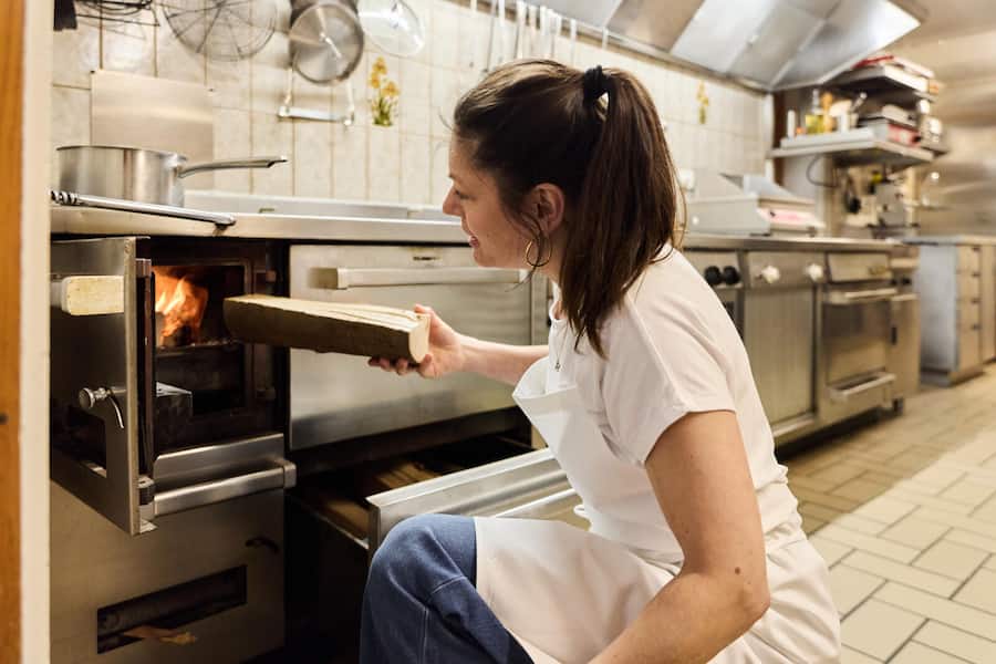 Julia Pfäffli in ihrer Küche, Holzofen