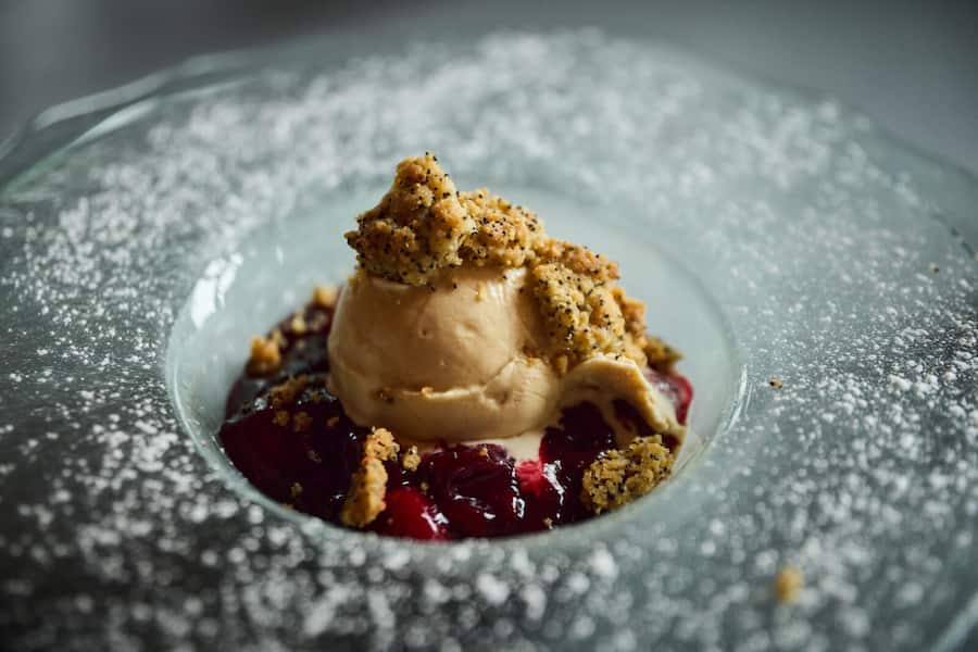 Kirschkompott, Schwarztee-Glace, Mohnknusper