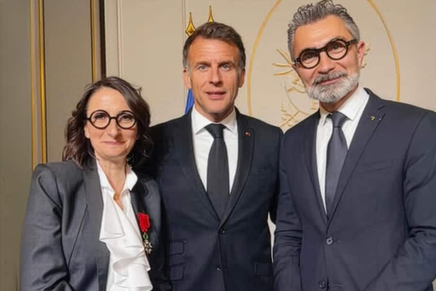 Officier de la Légion d'honneur: Anne-Sophie Pic mit Staatspräsident Emmanuel Marcon und ihrem Ehemann David Sinapian, der in der Groupe Pic die Fäden zieht.