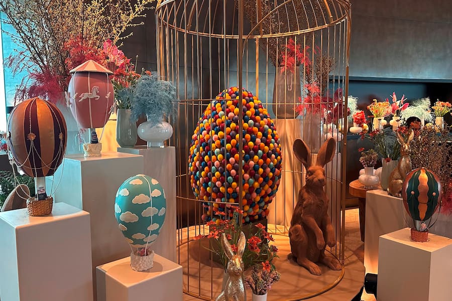 Ostern auf dem Bürgenstock: Schoggi-Eier und Ballone in allen Farben und Grössen. By Damian Carini.