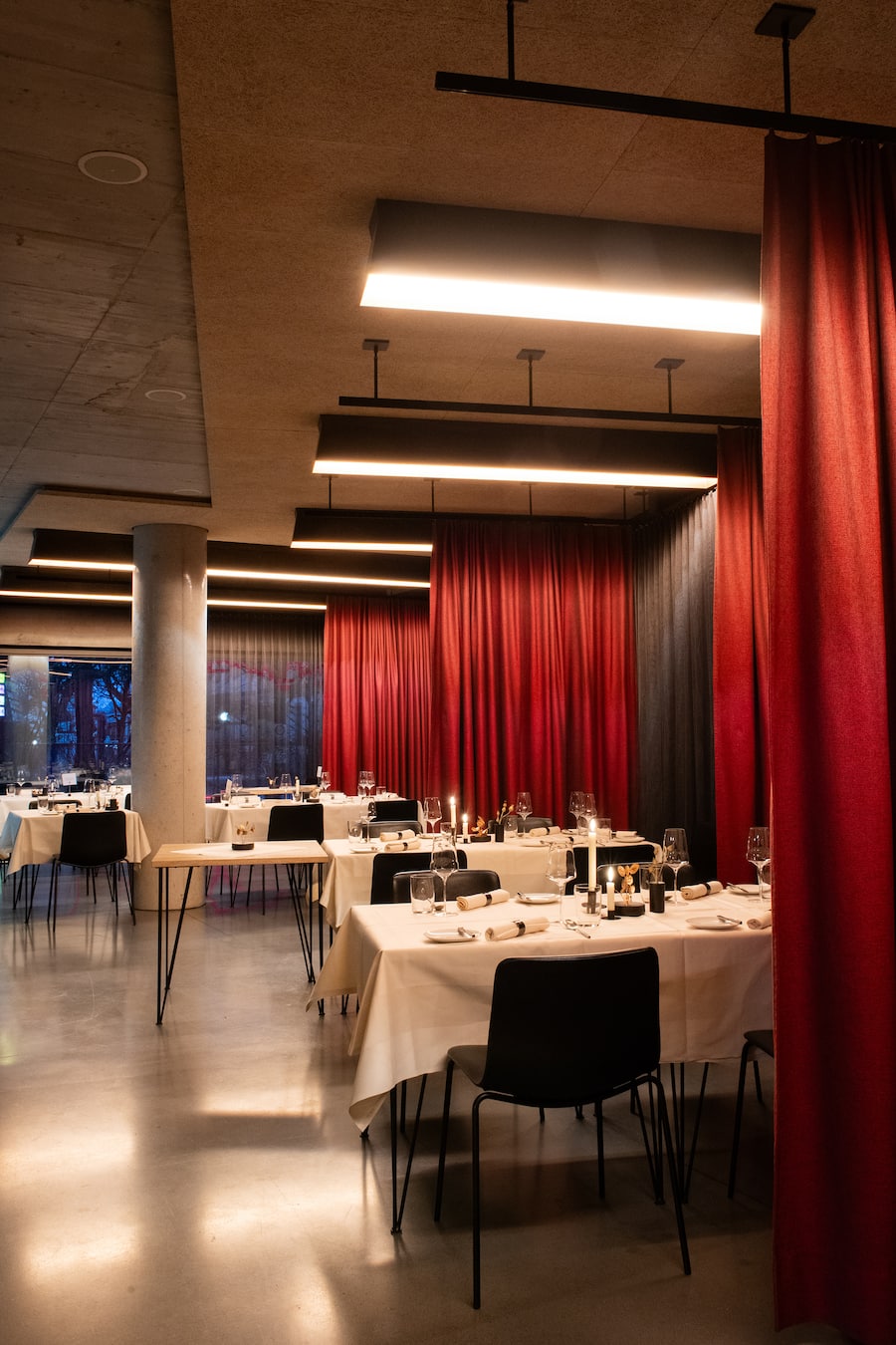 Restaurant Corso St Gallen, Champagner-Story Laurent Perrier, St. Gallen, 18. Dezember 2025 mit Geschäftsführer Gastronomie Markus Schenker, Chef de Service/Leiterin Events Lenka Schenk, Sous-Chef Alexander Gruel (gestreifte Schürze) und Chef de Service/Sommelier Jonathan Mettler