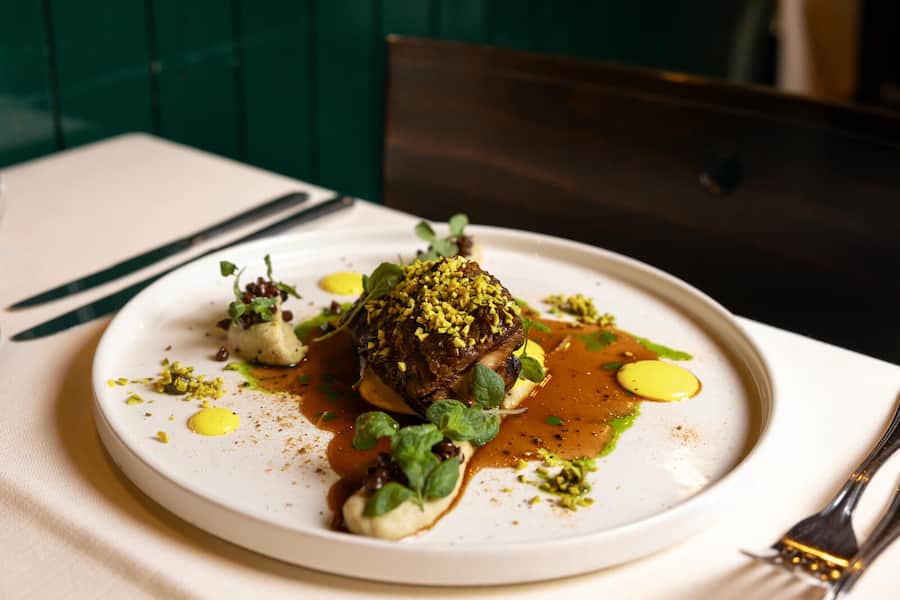 Enoteca Riviera, Zürich 15.12.2026, Zürich, Eoteca Riviera, Lammhals mit Auberginen (photo by Remy Steiner for Gault Millau)