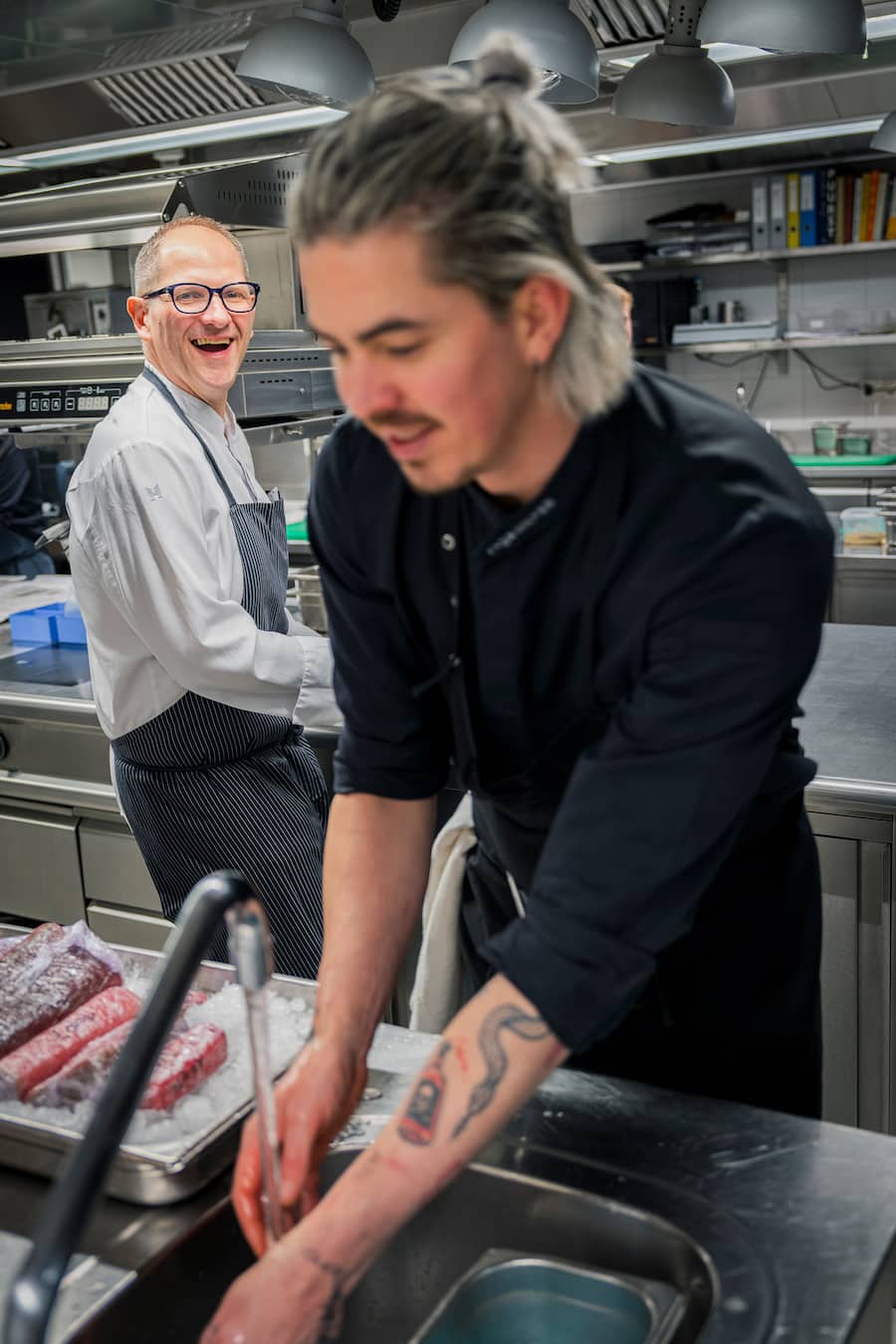 Four-Hands-Dinner mit Marcel Koolen (re) und Rolf Fliegauf (li) im Restaurant 7132 Silver in Vals. Fotografiert am 20. Maerz 2026 fuer GaultMillau. Bild Yanik Buerkli