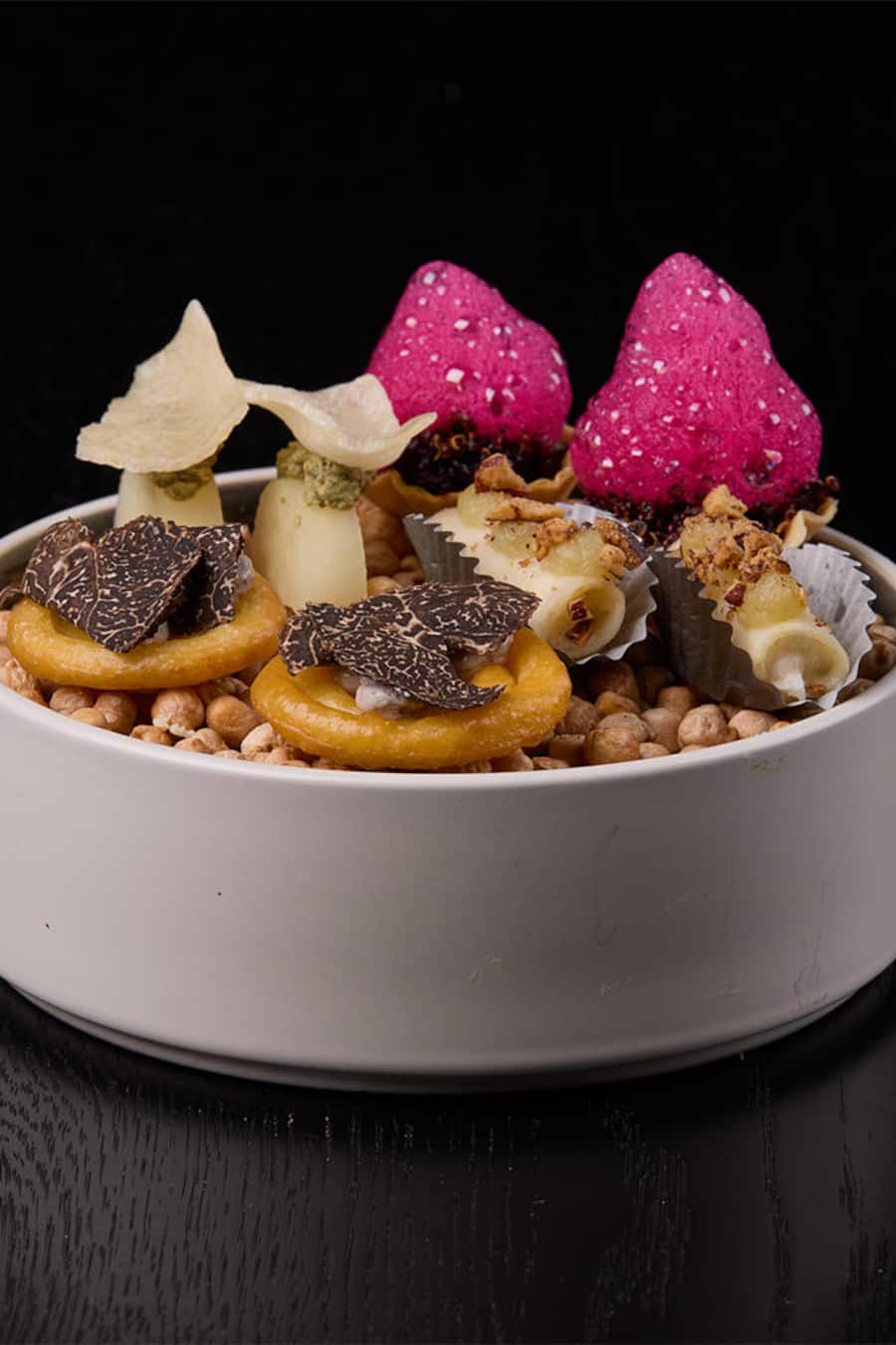 Gericht: Apéro Häppchen: Randen Tartelette, Waldorf Salat (Sellerie Rolle), in Yuzu gepickelter Kohlrabi mit Thymian und Reis Chip, Churro mit Périgord Trüffel Rosmarin, Lenzburg, AG