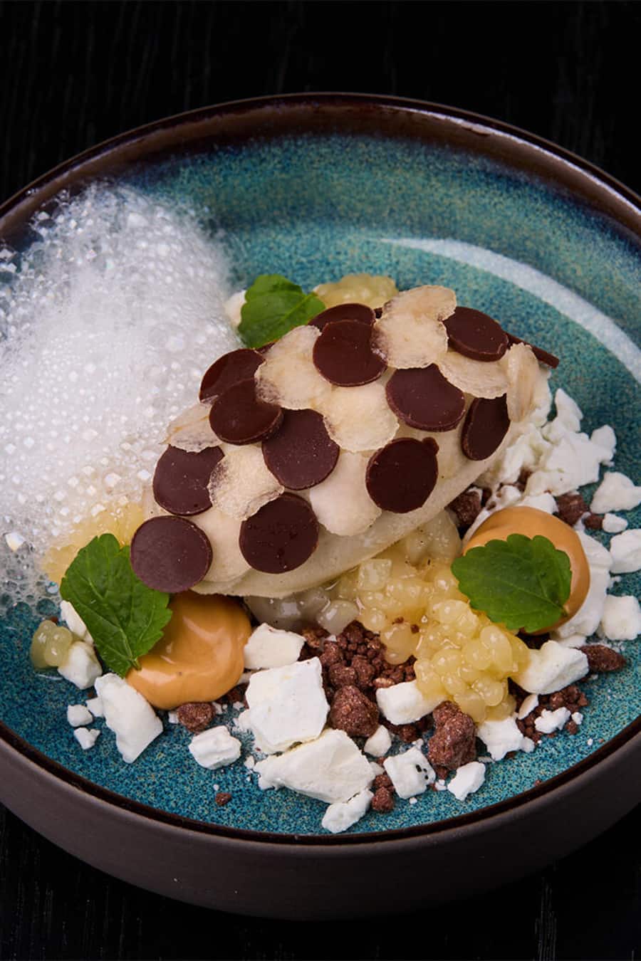 Gericht: Birnen Sorbet mit Birnen Schokoladen Schuppen, Birnen Kompott, Birnen «Kaviar», Schokoladen und Meringue «Sand», Caramel Drops und Karamell «Wolke» Rosmarin, Lenzburg, AG