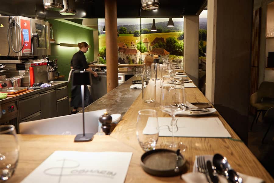 Sicht vom Tresen in die Küche. Im Hintergrund Céline Huber Rosmarin, Lenzburg, AG