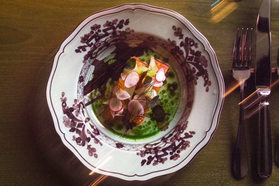 Saibling mit Radieschen, Meerrettich und Kräuteröl.