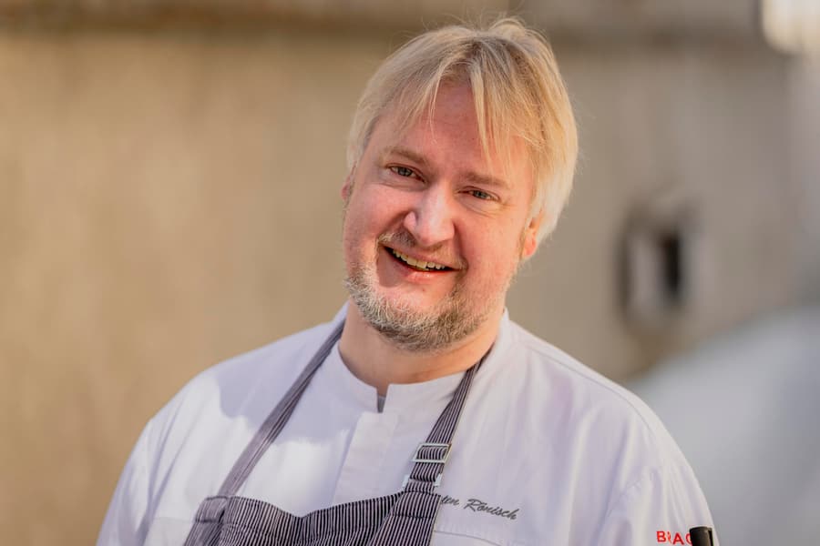 Besuch im Restaurant Bachhuus in Hinterrhein (Graubuenden) fuer GaultMillau. Torsten Roenisch fotografiert am 20. Maerz 2026. Bild Yanik Buerkli