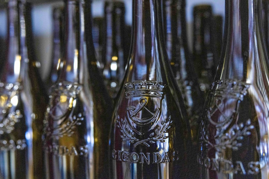 Typisch für die Region Gigondas sind die Flaschenverzierungen.