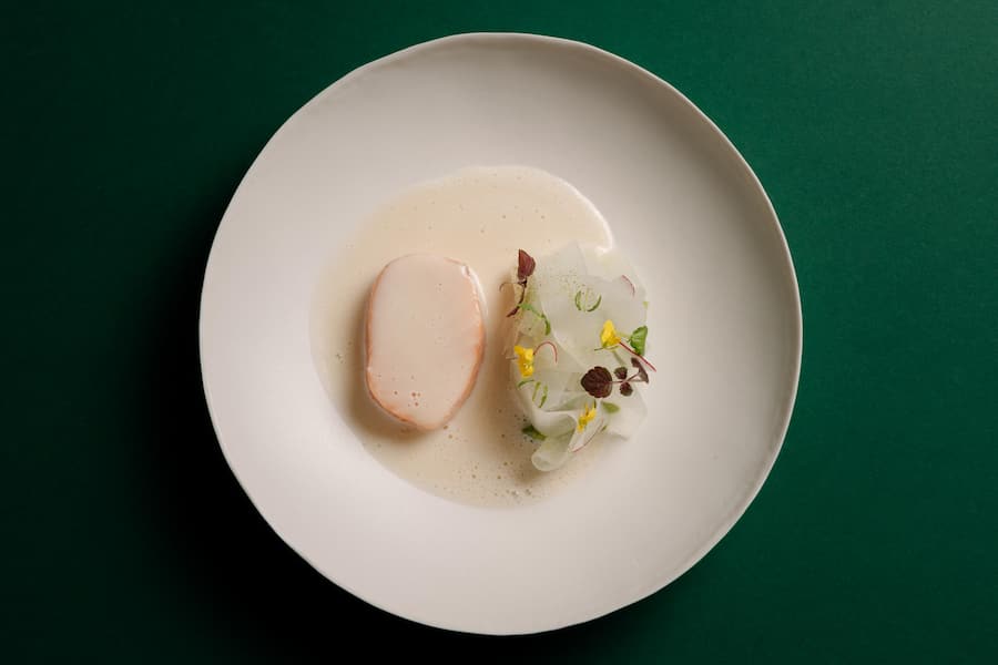 PASCAL: 4. Gang | Kohlrabi | Lachs I Yuzu - UBS 4-Hands-Dinner Pascal Steffen, Nadine Stadelmann, Roots Basel - Maerz 2026 - Copyright Olivia Pulver