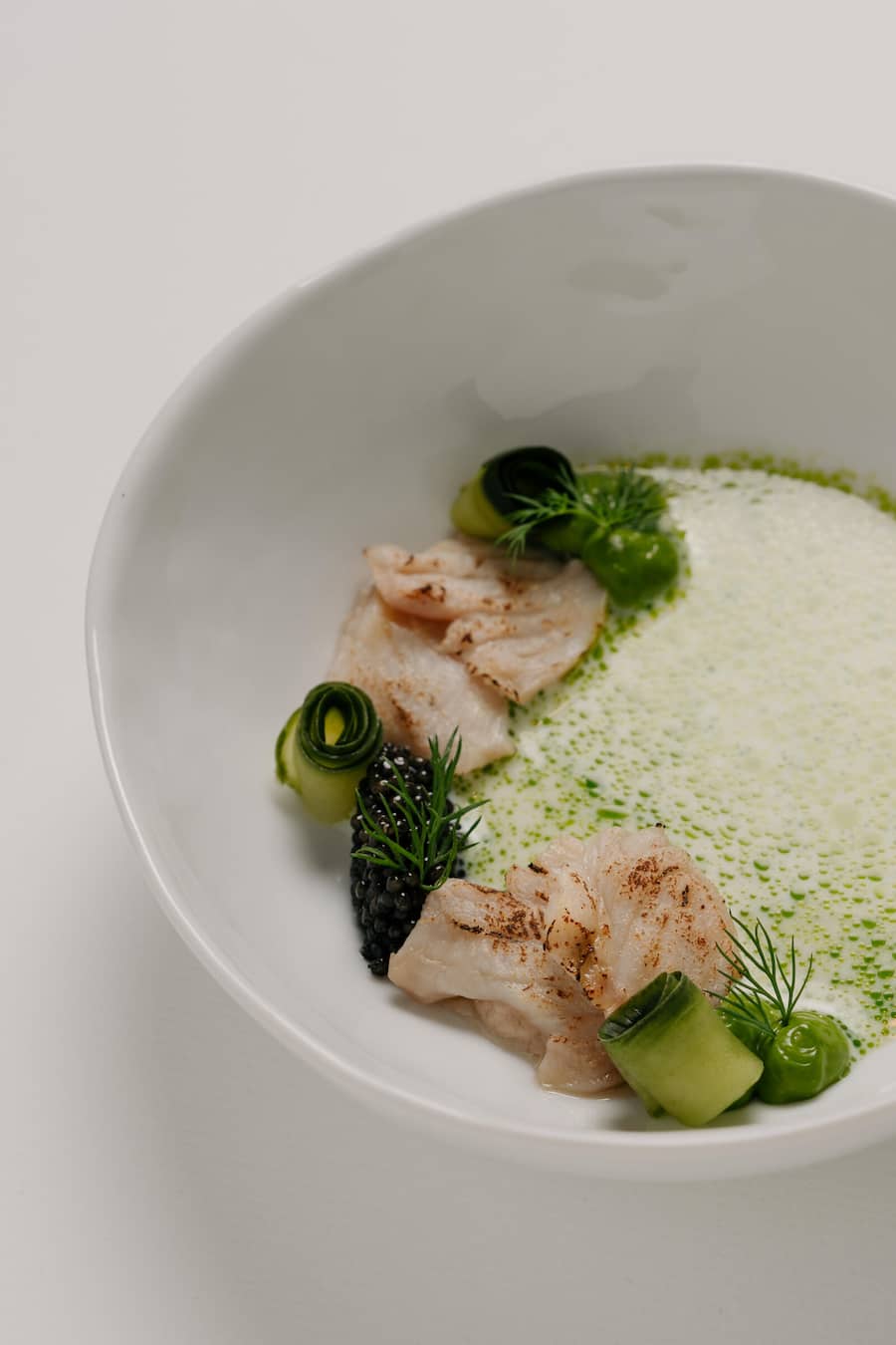 NADINE: 1. Gang | Dry aged Stör | Oona Kaviar | Gurke | Meerrettich - UBS 4-Hands-Dinner Pascal Steffen, Nadine Stadelmann, Roots Basel - Maerz 2026 - Copyright Olivia Pulver