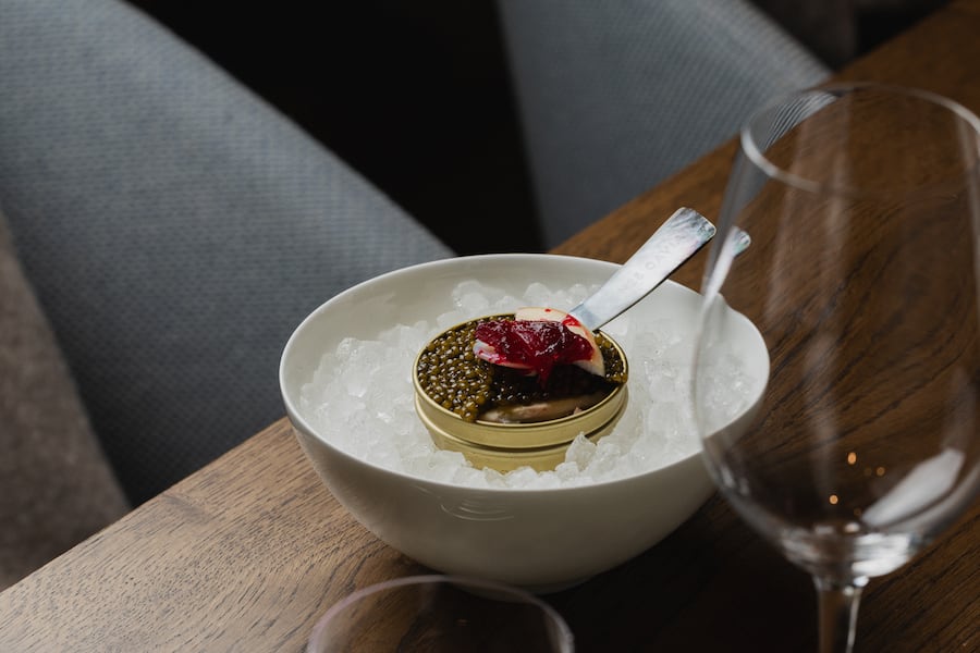 Zarenfrühstück! Oona-Kaviar, Randen, Sauerrahm, serviert auf dem «Gütsch» (2340 m).