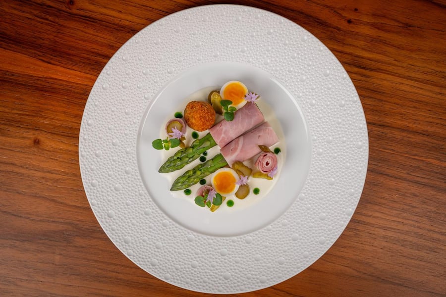 Zu Spargeln dürfen es im «Radius» auch mal Wachteleier sein.