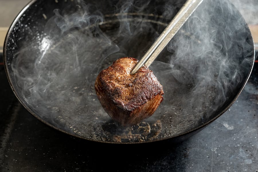 Restaurant Adler Muotathal, Steinbockrücken anbraten
