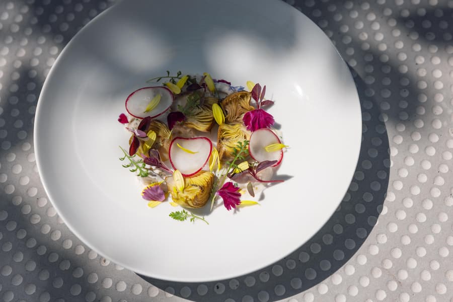 27.04.2026, Hurden SZ, Restaurant PUR, Lancierungsevent von neuen Green Egg Onyx, Gericht; grillierte Mini-Artischocken mit mariniertem Rotauge von Fischer Andi aus dem Zürichsee (photo by Rémy Steiner for Gault Millau)