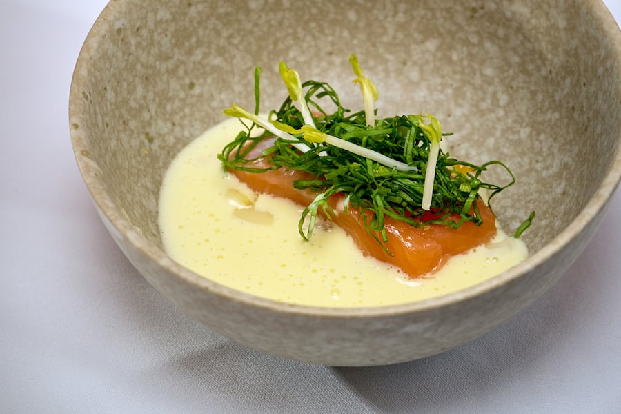 Bemerkenswert präzis: Saibling mit weissem Spargel und Sauerampfer von Frédéric Morel.