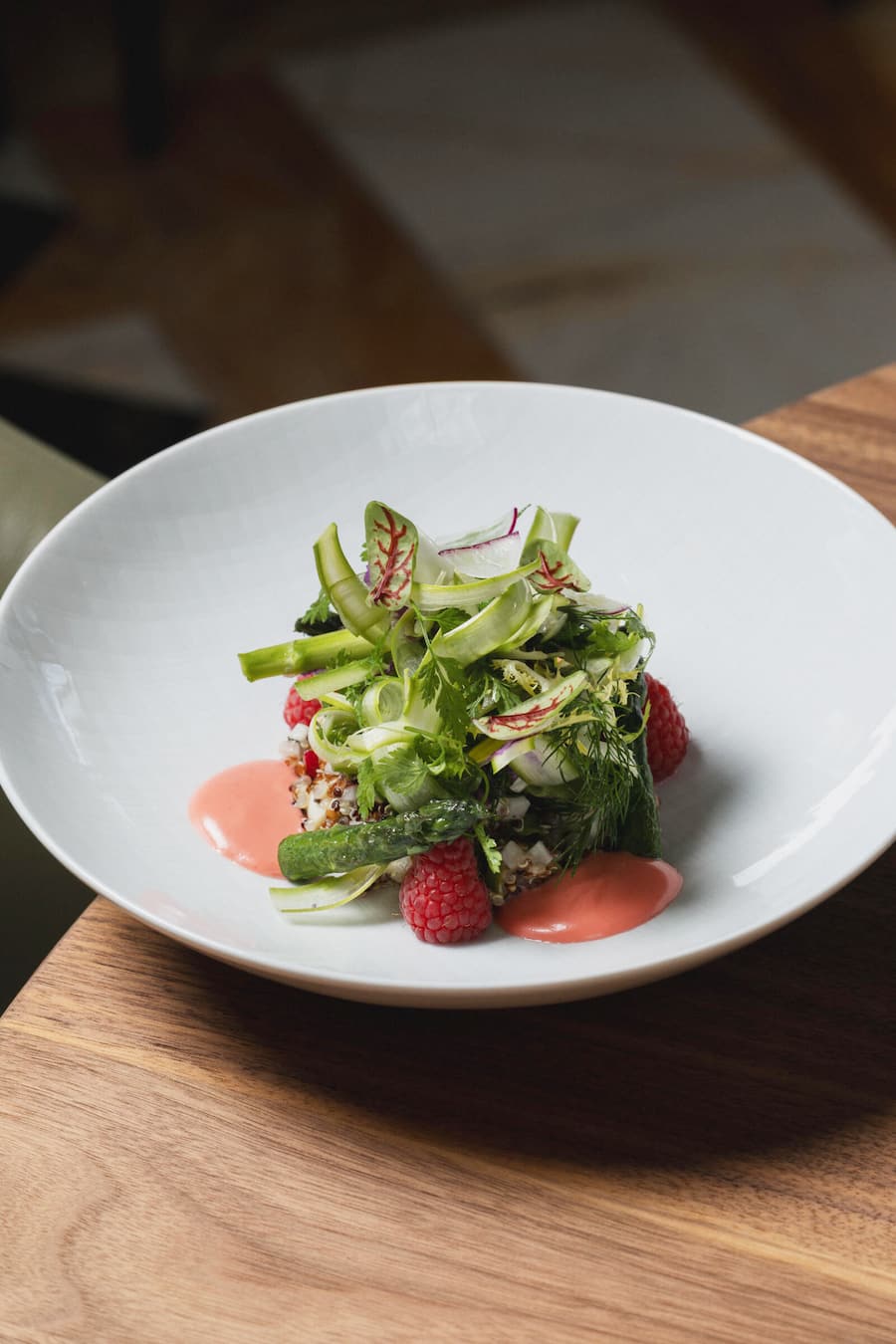 Der grüne «Salat» Grüner Spargel, Blattsalate Meerrettich Quinoa, Himbeer-Vinaigrette, Jungfrau Victoria, Terrasse & Sapori, 2. April 2026, Jungfrau Victoria, Höheweg 41, 3800 Interlaken. Copyright Roy Matter