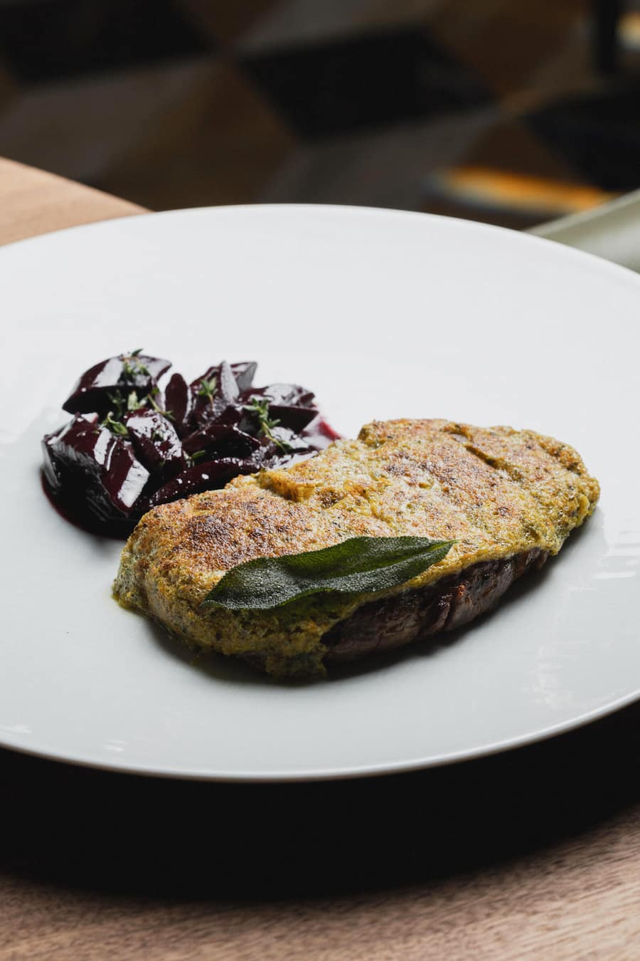 Entrecôte « Cafe de Paris », Butter, geschmorte Lila Karotten, Thymian, Jungfrau Victoria, Terrasse & Sapori, 2. April 2026, Jungfrau Victoria, Höheweg 41, 3800 Interlaken. Copyright Roy Matter