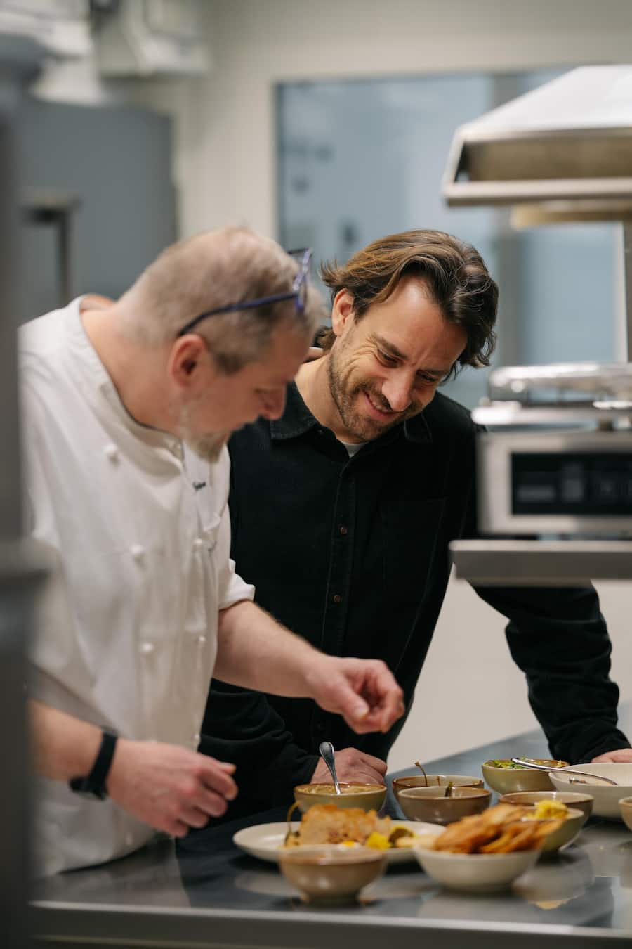 Handgeschnittenes Rindertatar von Luma - auf knusprigem Ruchbrot mit Senf und Senfsaat - LUMA Delikatessen im Restaurant Verbena, Waldhotel Buergenstock - Maerz 2026 - Copyright Olivia Pulver