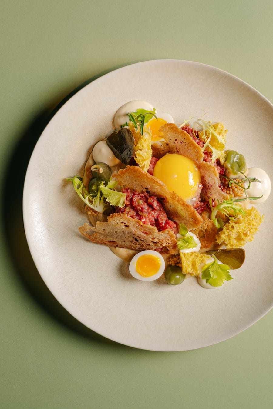 Handgeschnittenes Rindertatar von Luma - auf knusprigem Ruchbrot mit Senf und Senfsaat - LUMA Delikatessen im Restaurant Verbena, Waldhotel Buergenstock - Maerz 2026 - Copyright Olivia Pulver