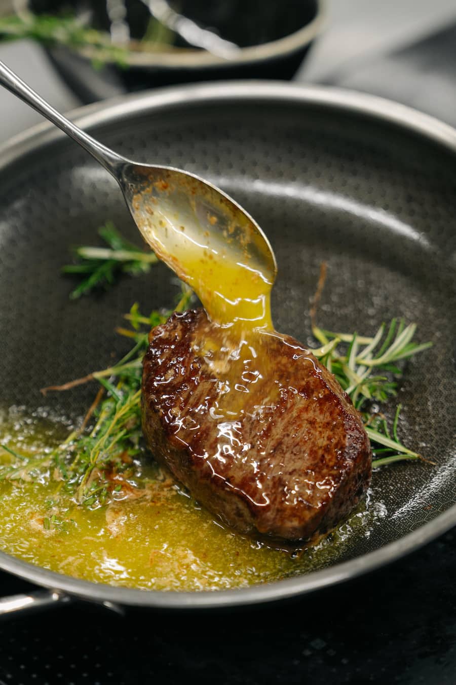 Zwiebelrostbraten mit Spätzle - LUMA Delikatessen im Restaurant Verbena, Waldhotel Buergenstock - Maerz 2026 - Copyright Olivia Pulver