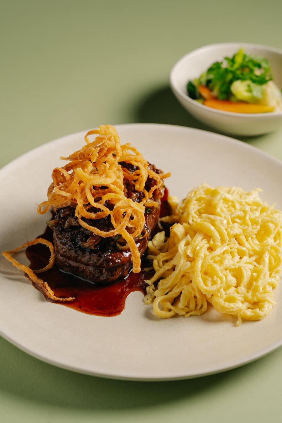 Zwiebelrostbraten mit Spätzle - LUMA Delikatessen im Restaurant Verbena, Waldhotel Buergenstock - Maerz 2026 - Copyright Olivia Pulver