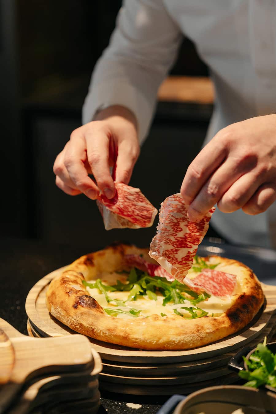 Pizza Bianca mit Wagyu-Trockenfleisch von Luma - LUMA Delikatessen im Restaurant Verbena, Waldhotel Buergenstock - Maerz 2026 - Copyright Olivia Pulver