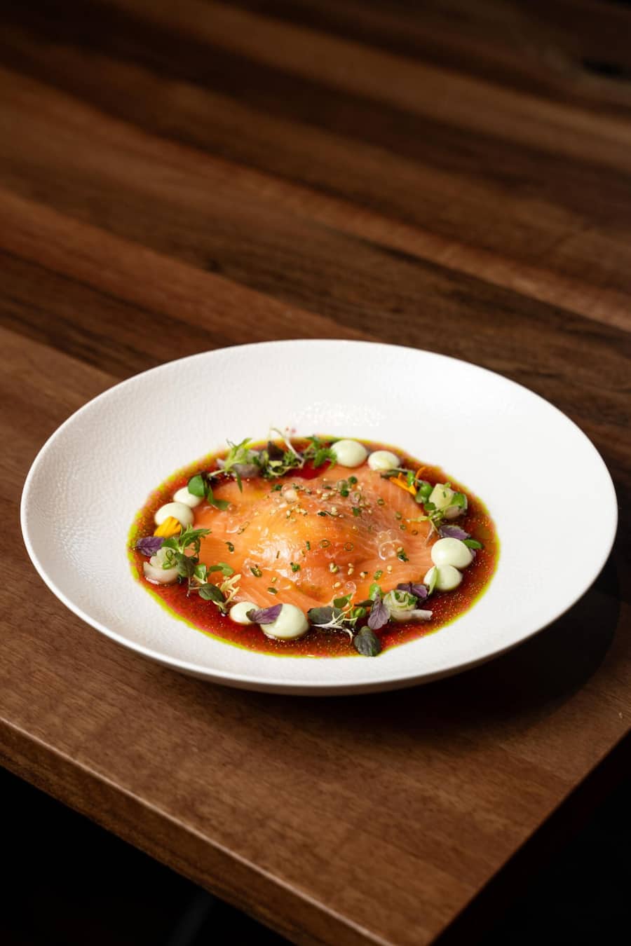 Masu Lachs aus dem Kanton Aargau mit Shiso Viniagrette und Yuzukaviar.